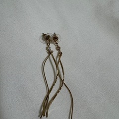 ピアス4種&未使用の日焼けキティのミニポーチの画像