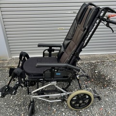 介助型車椅子の画像
