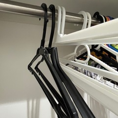 ハンガーまとめ売り＋洗濯バサミ付きの画像