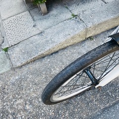 『ＳＡＬＥ　３０％』　クロスバイク　２０インチ　6変速　フレーム　アルミ　白　配達可能の画像