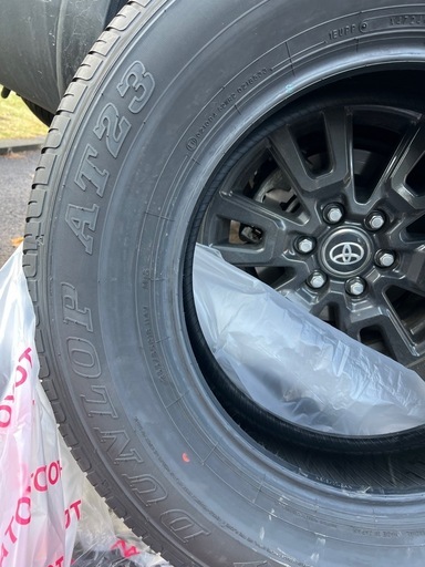 未使用　ランクル250純正タイヤ　265/65R18