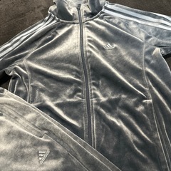 adidas 上下の画像