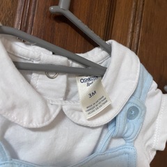 ベビー服　オシュコシュと水色のサロペットセットの画像