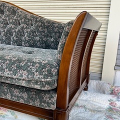 カリモク家具 コロニアルシリーズ 花柄 2人掛けソファ
の画像