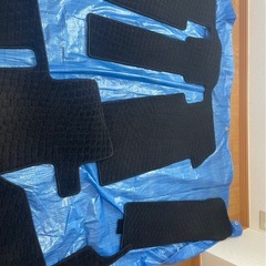 トヨタ ヴォクシー80系用の純正フロアマットの画像