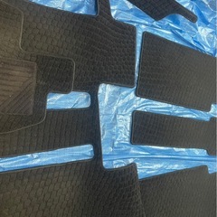 トヨタ ヴォクシー80系用の純正フロアマットの画像