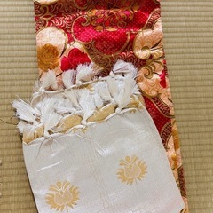 未使用のインド製カシミールのダブルベッドシーツです。 自宅まで引き取りに来ていただける方を優先します。 とても良い品質で、VIPクオリティです。 購入時は3万円でしたが、使用する機会がなく、引っ越しのため出品します。の画像