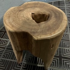 丸太の椅子の画像