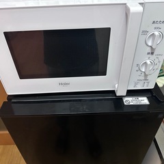 冷蔵庫と電子  机と椅子の画像