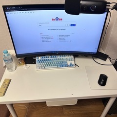 冷蔵庫と電子  机と椅子の画像