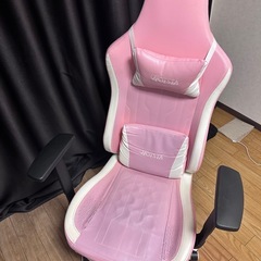 冷蔵庫と電子  机と椅子の画像