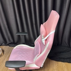 冷蔵庫と電子  机と椅子の画像