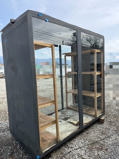 ガラス窓の鉄製倉庫
