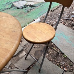 丸いテーブルと椅子2つ　の画像
