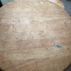 丸いテーブルと椅子2つ　の画像