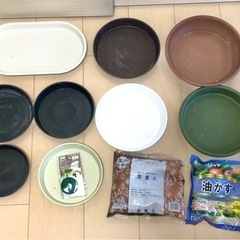 園芸 ガーデニング用品 いろいろおまとめ 41点 植木鉢 培養土 油かす などの画像