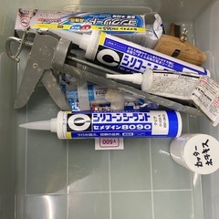売約済【今日中に廃棄】大量のクランプ、シリコンシーラント、ヘルメット、長い角アルミ材、模造紙、電圧トランスレギュレーターなどの画像