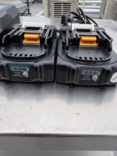 マキタ 18V充電式クリーナーCL286FD 自作スタンド　バッテリー2個充電器付き