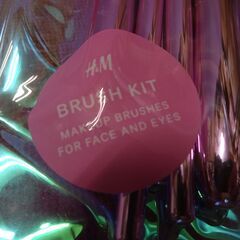 ( M-1273 )H&M エイチアンドエム メイクアップブラシ ヘアバンド セット ２個 ビューティー キット ピンク かわいい 未使用 長期保管品の画像