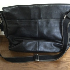 コーチ　メンズ　ショルダーバッグ　皮革製　黒の画像