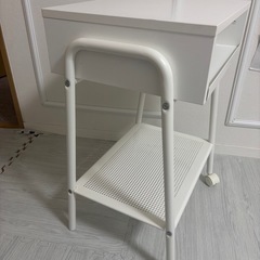 IKEA  ベッドサイドテーブルの画像