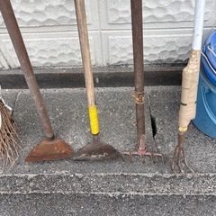 農機具 草取り スコップ 鍬 バケツの画像