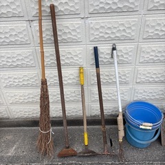 農機具 草取り スコップ 鍬 バケツの画像