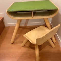「PlanToys キッズデスクセット 木製テーブル＆チェア 北欧風 収納付き」の画像