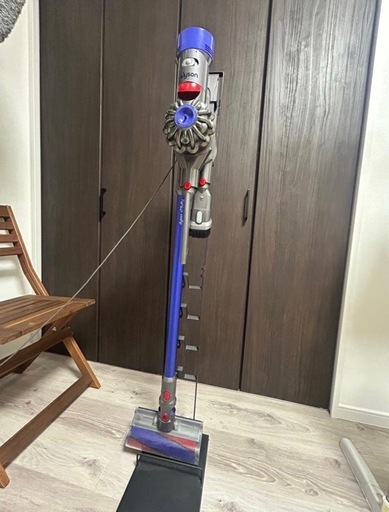 Dyson V7クリーナー＋スタンド＋ヘッドクリーナー4種類付き！！