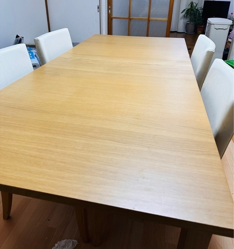 ダイニングテーブルと木製の椅子4着