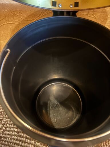 足元のペダルを踏んで蓋を開ける**「ペダル式」**で、手が汚れている時でも衛生的に使用できます。
