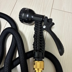 伸縮ホース 3倍に伸びる 約2.5m→7.5m 超軽量 改良版 伸びるホース ノズル コンパクト収納 洗車 ガーデニング 庭 ベランダ 玄関 散水 大掃除の画像