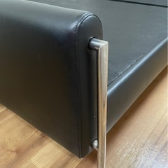 ベッドフレームのみ　ダブル　イタリアモダン　（元々は20万相当品）レザー&スチール　黒　中古の画像