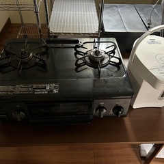 ガスコンロ、電気ポット、ハンディ掃除機、テーブル、ラック、ダストボックスの画像