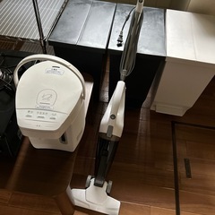 ガスコンロ、電気ポット、ハンディ掃除機、テーブル、ラック、ダストボックスの画像