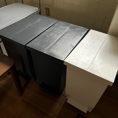 ガスコンロ、電気ポット、ハンディ掃除機、テーブル、ラック、ダストボックスの画像