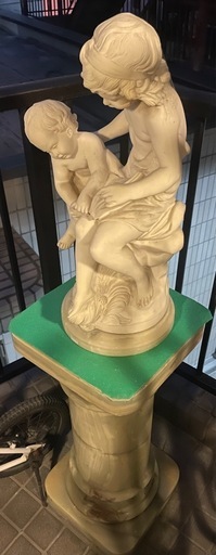 クラシックなヨーロッパ風デザインのガーデン像