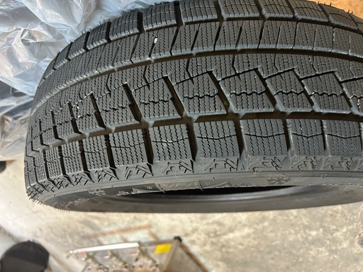 ハイエースNEXEN製のスタッドレスタイヤ、195/65R15