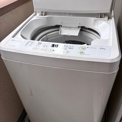 シングルベッドと洗濯機 の画像