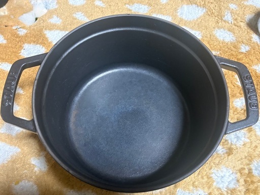 staub ストゥブ　ラウンド　
20cm