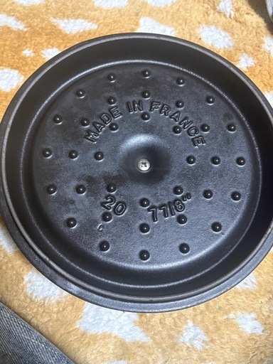 staub ストゥブ　ラウンド　
20cm