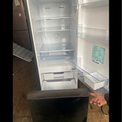 NO B961🌈福岡市内配送設置無料✨🌈ハイセンス 冷蔵庫 幅48.1cm 162L 自動霜取り 一人暮らし スリム 大容量冷蔵室 耐熱トップテーブル 右開き 2ドア コンパクト HR-D15FB ブラック 2024年の画像