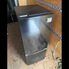 NO B961🌈福岡市内配送設置無料✨🌈ハイセンス 冷蔵庫 幅48.1cm 162L 自動霜取り 一人暮らし スリム 大容量冷蔵室 耐熱トップテーブル 右開き 2ドア コンパクト HR-D15FB ブラック 2024年の画像