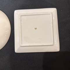 ソーサーのみと四角いお皿の画像