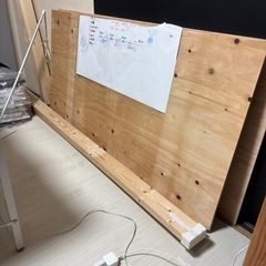 ベニア板４枚と木材4本と防音パネルの画像