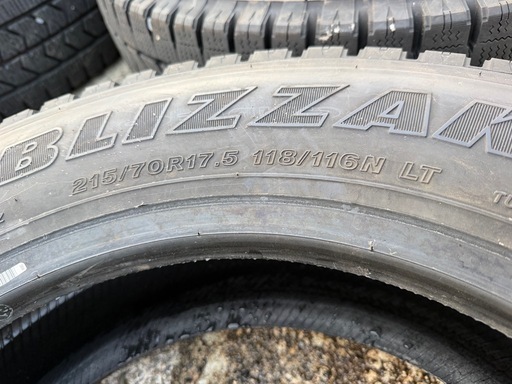 ✨2023年製ブリヂストン215/70R17.5スタッドレス6本 山7割あります