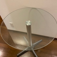 ガラス　丸テーブル　インテリアの画像