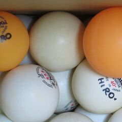 使い古しの卓球ピン球約60個（白・オレンジ）の画像