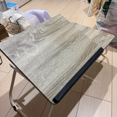 折りたたみ式テーブルの画像