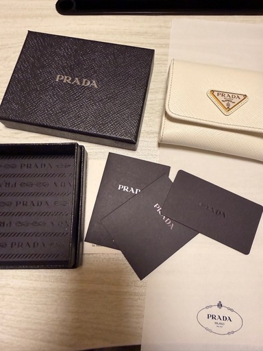新品PRADA三つ折り財布